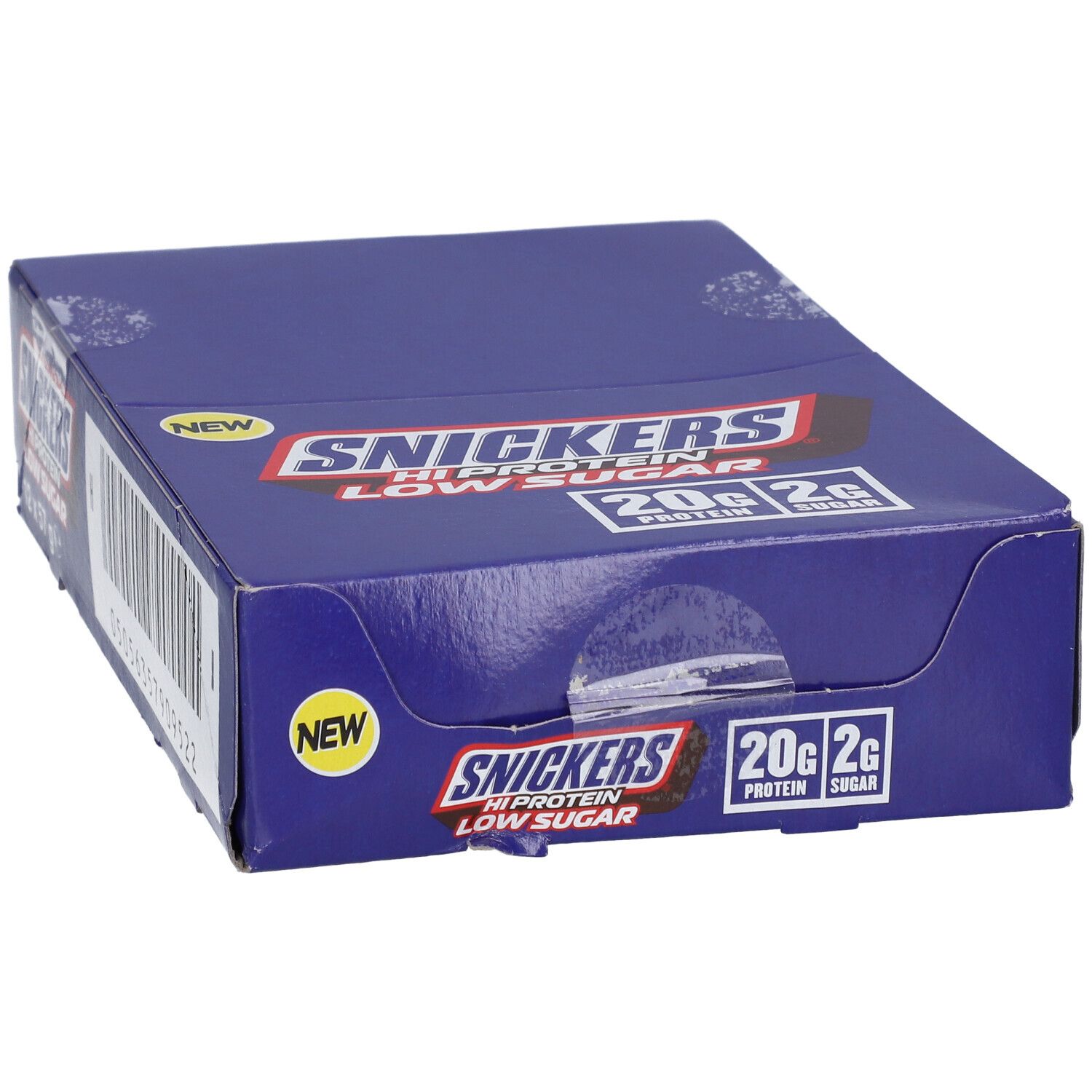 Blauer Karton mit SNICKERS HiProtein Low Sugar. Aufschrift: 20g Protein, 2g Zucker. Mit „NEW“ Aufkleber.