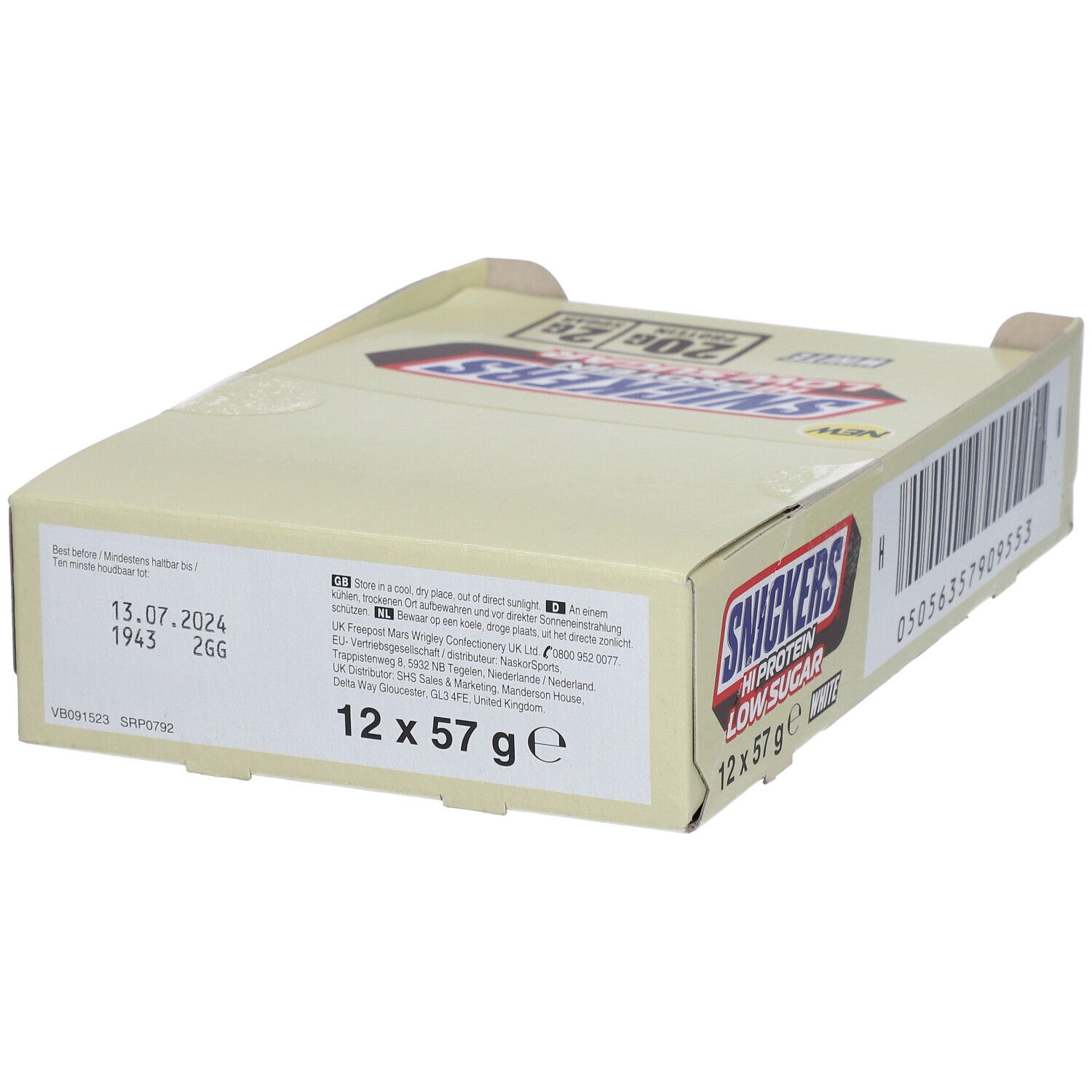 Karton mit SNICKERS Hi Protein Low Sugar. Enthält 12 Riegel. Aufschrift: 20g Protein, 2g Zucker. Mindesthaltbarkeitsdatum.