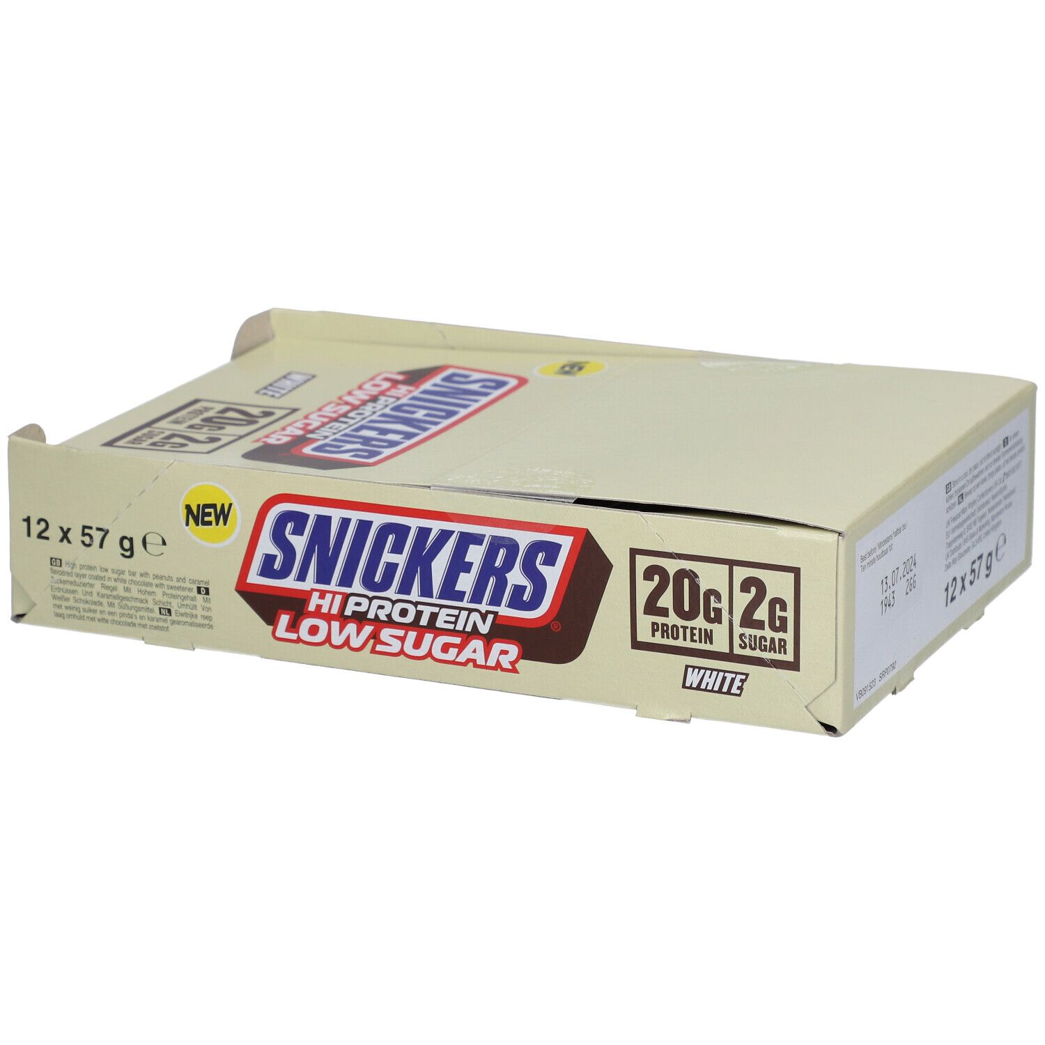 Karton mit SNICKERS Hi Protein Low Sugar. Enthält 12 Riegel. Aufschrift: 20g Protein, 2g Zucker. Neues Design.