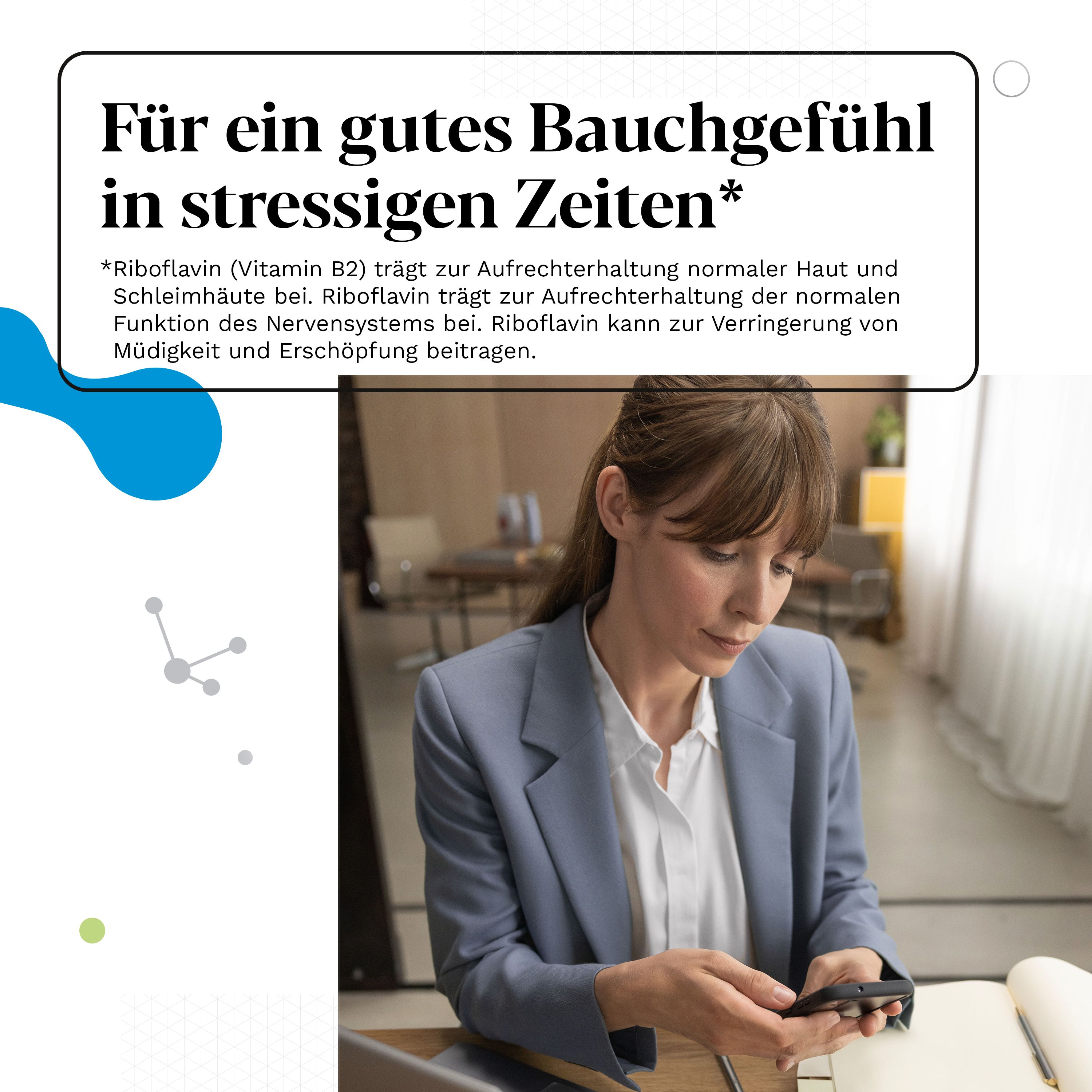 Frau in Blazer, liest auf Smartphone. Text: Für ein gutes Bauchgefühl in stressigen Zeiten. Riboflavin-Informationen.