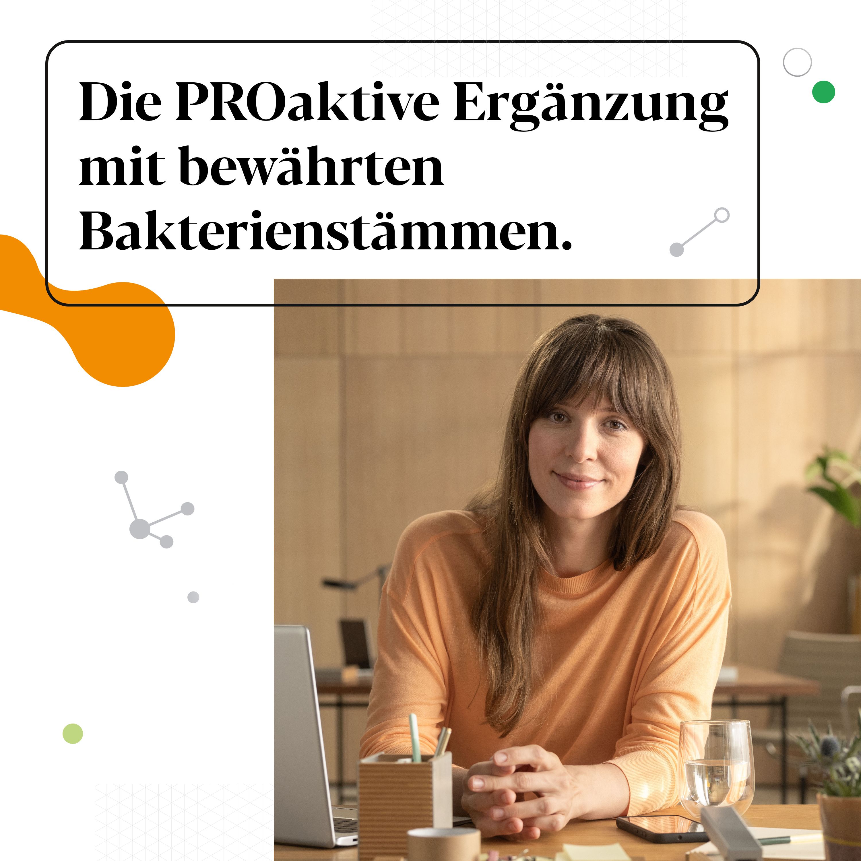 Frau am Schreibtisch. Text: Die PROaktive Ergänzung mit bewährten Bakterienstämmen.