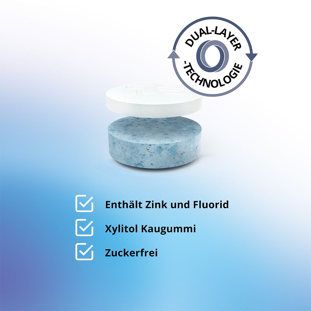 Nahaufnahme eines CB12 Boost Kaugummis. Blaue und weiße Schichten. Text: Enthält Zink und Fluorid, Xylitol Kaugummi, Zuckerfrei.