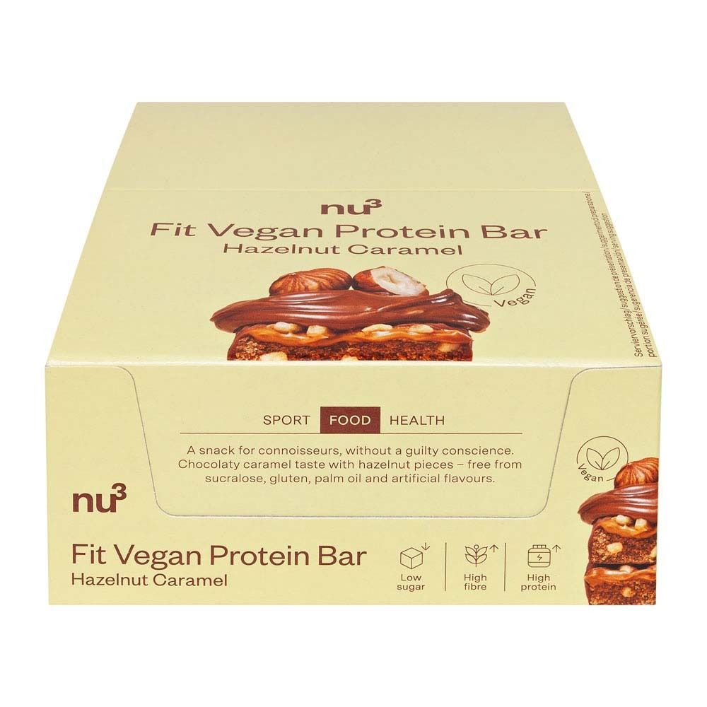 Karton mit nu3 Fit Vegan Protein Bar Hazelnut-Caramel. Aufdruck: nu3, Fit Vegan Protein Bar Hazelnut-Caramel. Abbildung: Riegel mit Nüssen.
