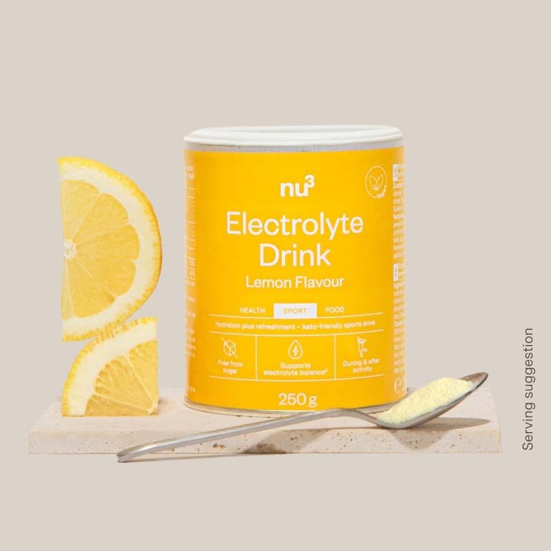 Nu3 Elektrolyte Drink Dose mit Zitronenscheiben und Löffel Pulver.