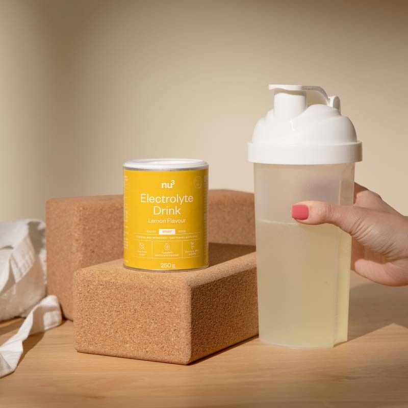 Nu3 Elektrolyte Drink Dose neben einem Shaker mit Getränk.