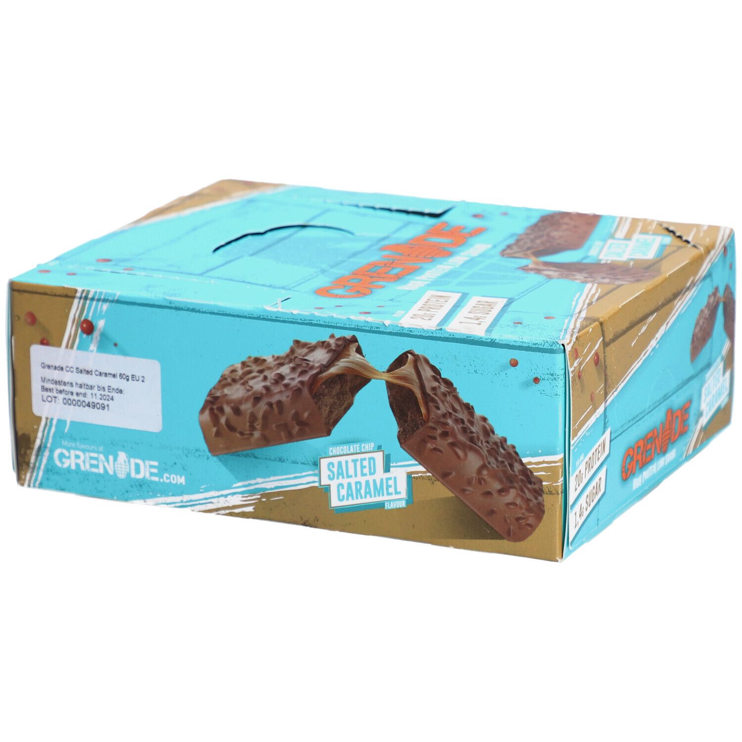 Blau-braune Verpackung mit Proteinriegeln. Aufschrift: GRENADE, Salted Caramel. Riegel in zwei Hälften geteilt.