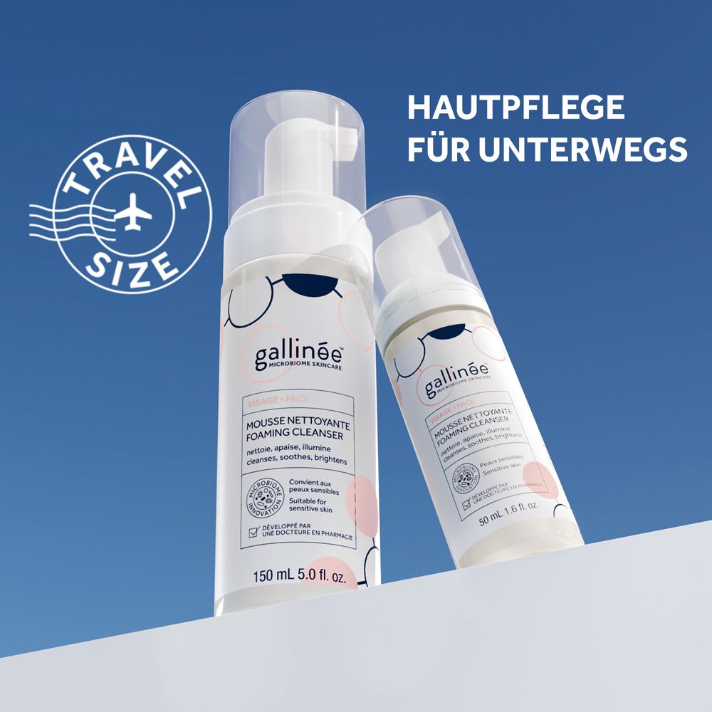 Zwei Flaschen Gallinée Foaming Cleanser in Reisegröße auf blauem Hintergrund.