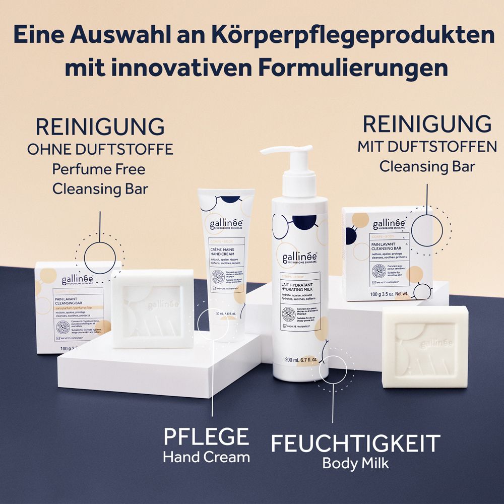Mehrere Hautpflegeprodukte, darunter Seifen, eine Handcreme und eine Körperlotion, sind auf weißen Podesten arrangiert.
