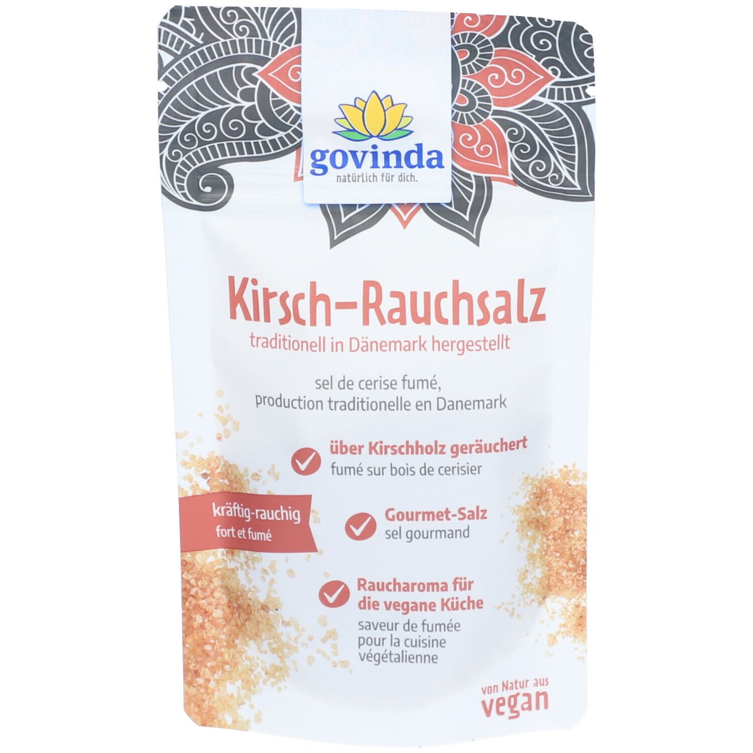 Govinda Kirsch-Rauchsalz. Weiße Verpackung mit Produktnamen und Logo. Rotes Etikett mit Text. Streuung von Salz.