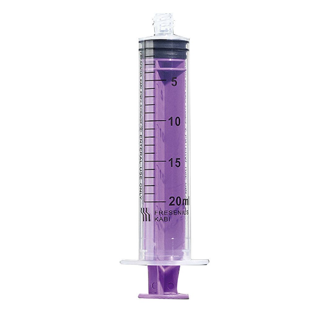 Spritze mit violetter Flüssigkeit. Skala bis 20 ml. Hersteller Fresenius Kabi. Mit Kolben und Ansatz.