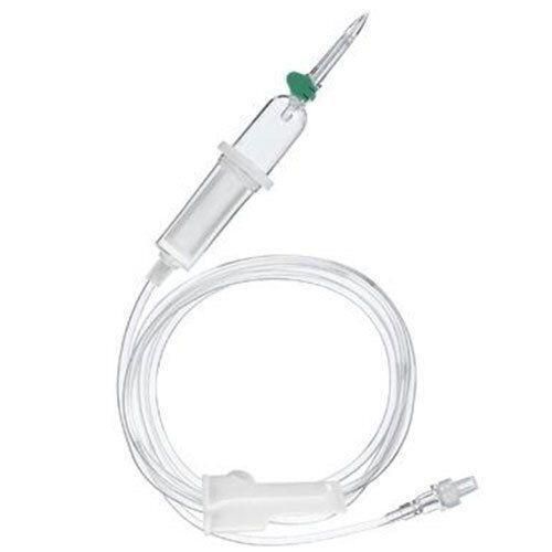 Infusionsbesteck mit Tropfkammer, Schlauch und Konnektoren. Transparentes Material. Grüne Kappe. Medizinprodukt.