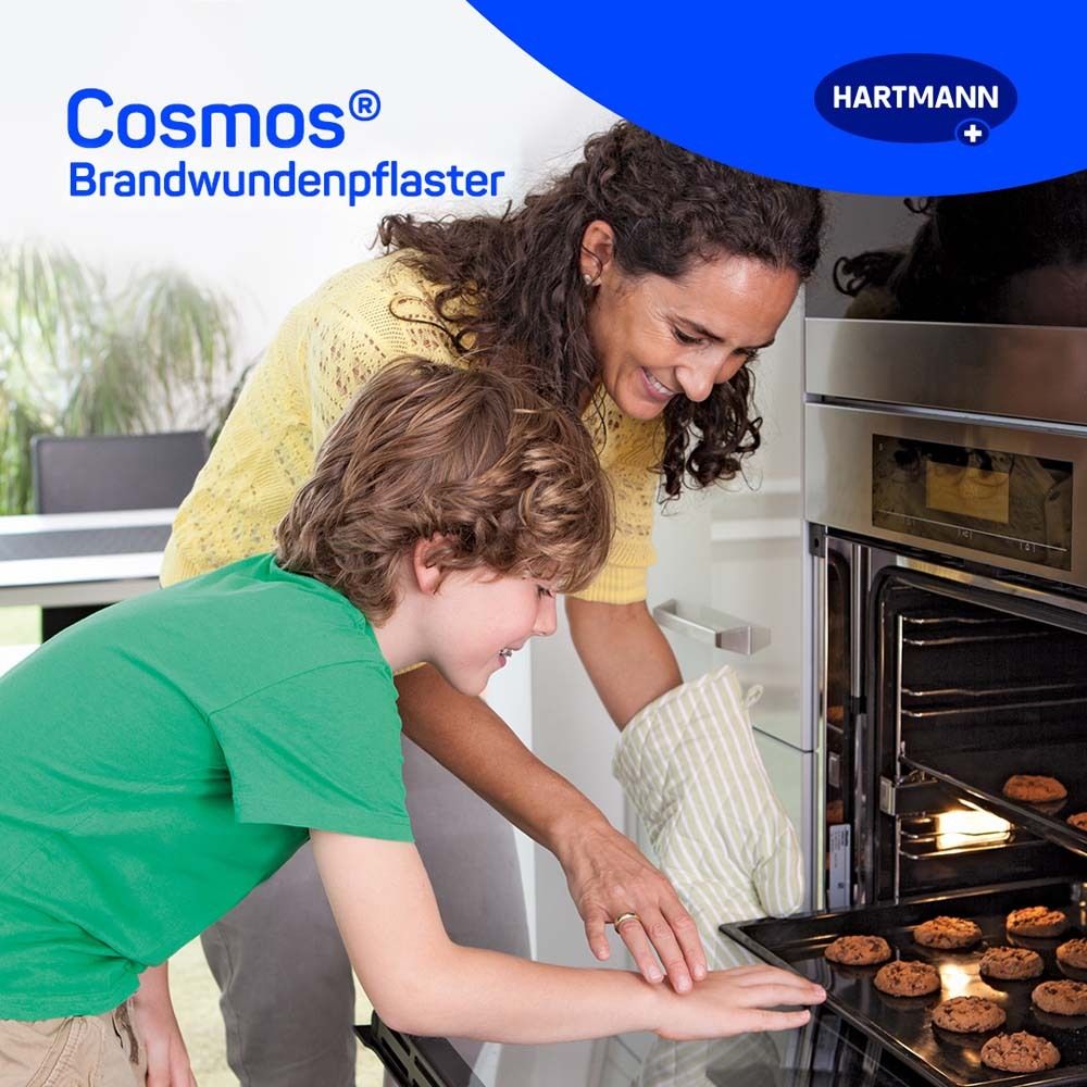 Mutter und Kind backen. Im Hintergrund ein Ofen. Auf dem Tisch liegen Kekse. Keine Brandwundenpflaster sichtbar.