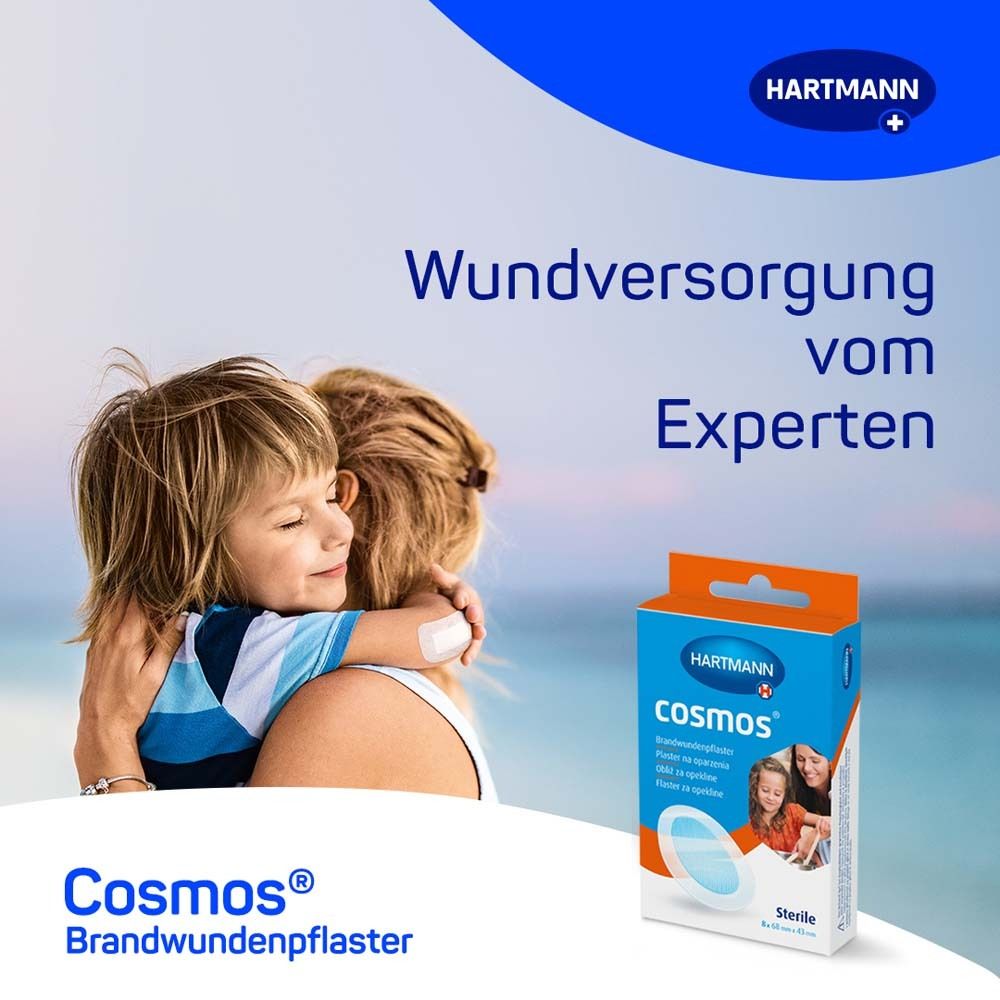 Kind umarmt eine Frau. Im Hintergrund Meer. Verpackung HARTMANN cosmos® Brandwundenpflaster. Text: Wundversorgung vom Experten.
