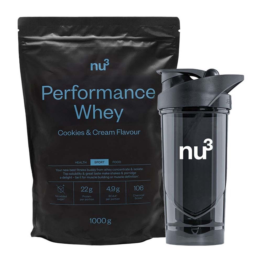 Schwarzer Beutel mit "nu3 Performance Whey"-Aufdruck und Shaker. Beutel mit blauer Schrift, Shaker mit weißem Logo.
