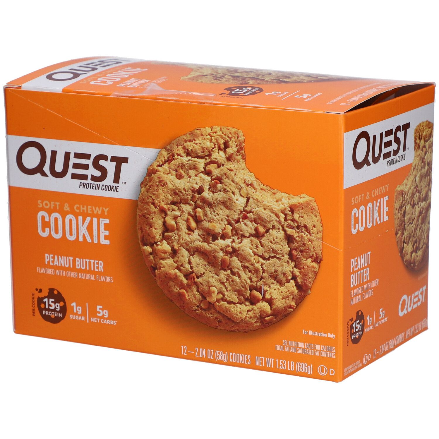 Orangefarbene Schachtel mit QUEST Protein Cookie. Aufgedruckt: Erdnussbutter, 15g Protein, 1g Zucker, 5g Net Carbs. Eine Kekshälfte ist sichtbar.