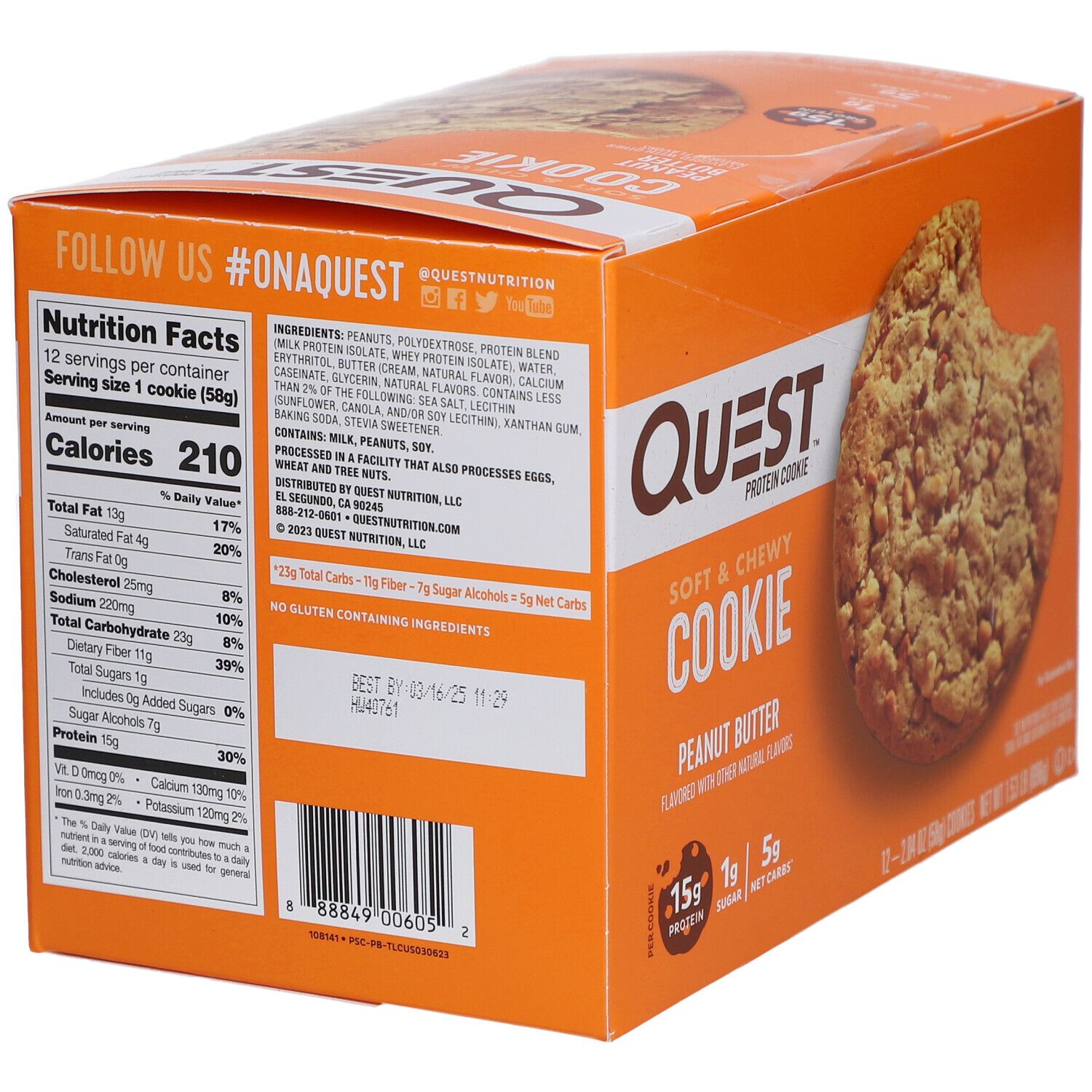 Orangefarbene Schachtel mit QUEST Protein Cookie. Rückseite mit Nährwertangaben und Zutatenliste. Aufgedruckt: Erdnussbutter, 15g Protein.