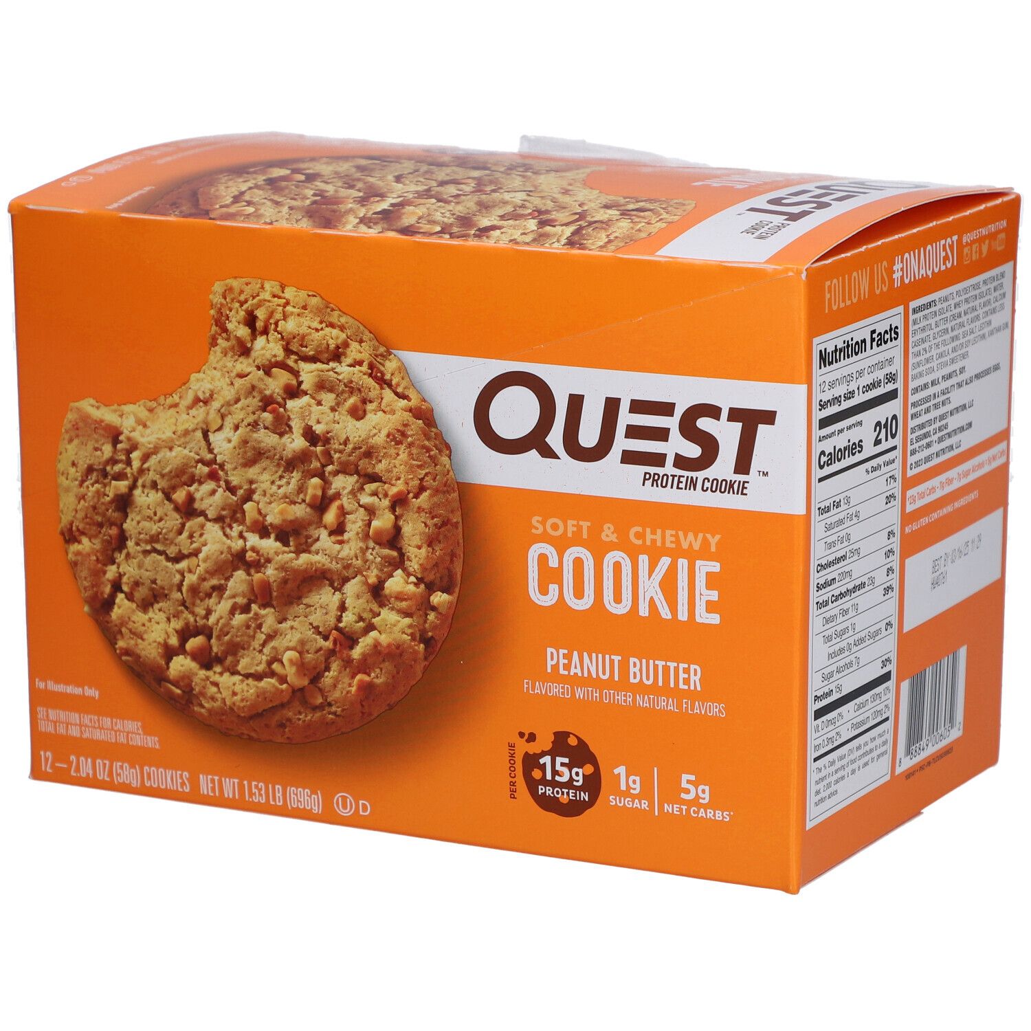 Orangefarbene Schachtel mit QUEST Protein Cookie. Aufgedruckt: Erdnussbutter, 15g Protein, 1g Zucker, 5g Net Carbs. Eine Kekshälfte ist sichtbar.