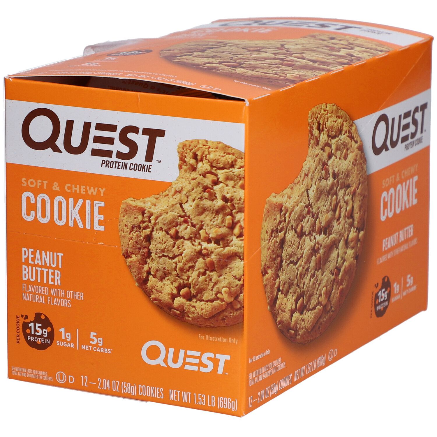Orangefarbene Schachtel mit QUEST Protein Cookie. Aufgedruckt: Erdnussbutter, 15g Protein, 1g Zucker, 5g Net Carbs. Eine Kekshälfte ist sichtbar.