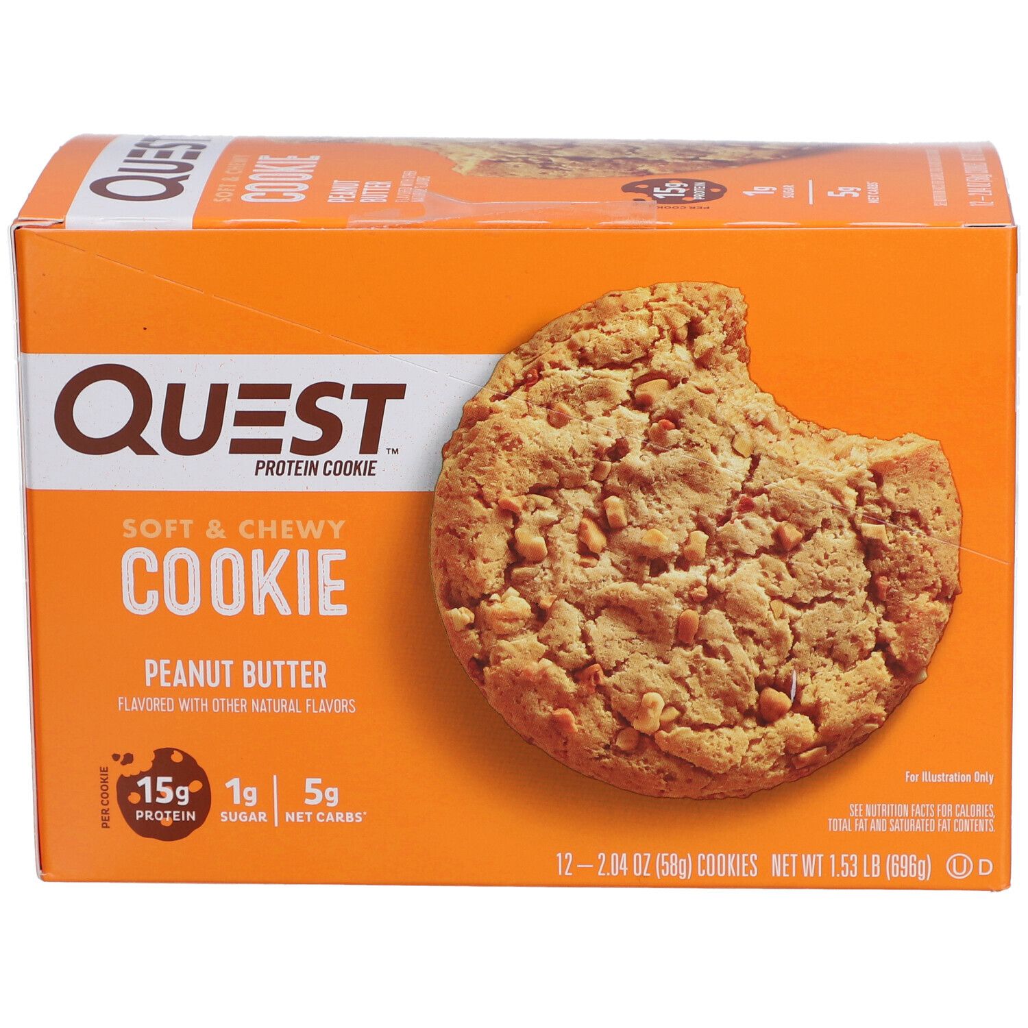 Orangefarbene Schachtel mit QUEST Protein Cookie. Aufgedruckt: Erdnussbutter, 15g Protein, 1g Zucker, 5g Net Carbs. Eine Kekshälfte ist sichtbar.