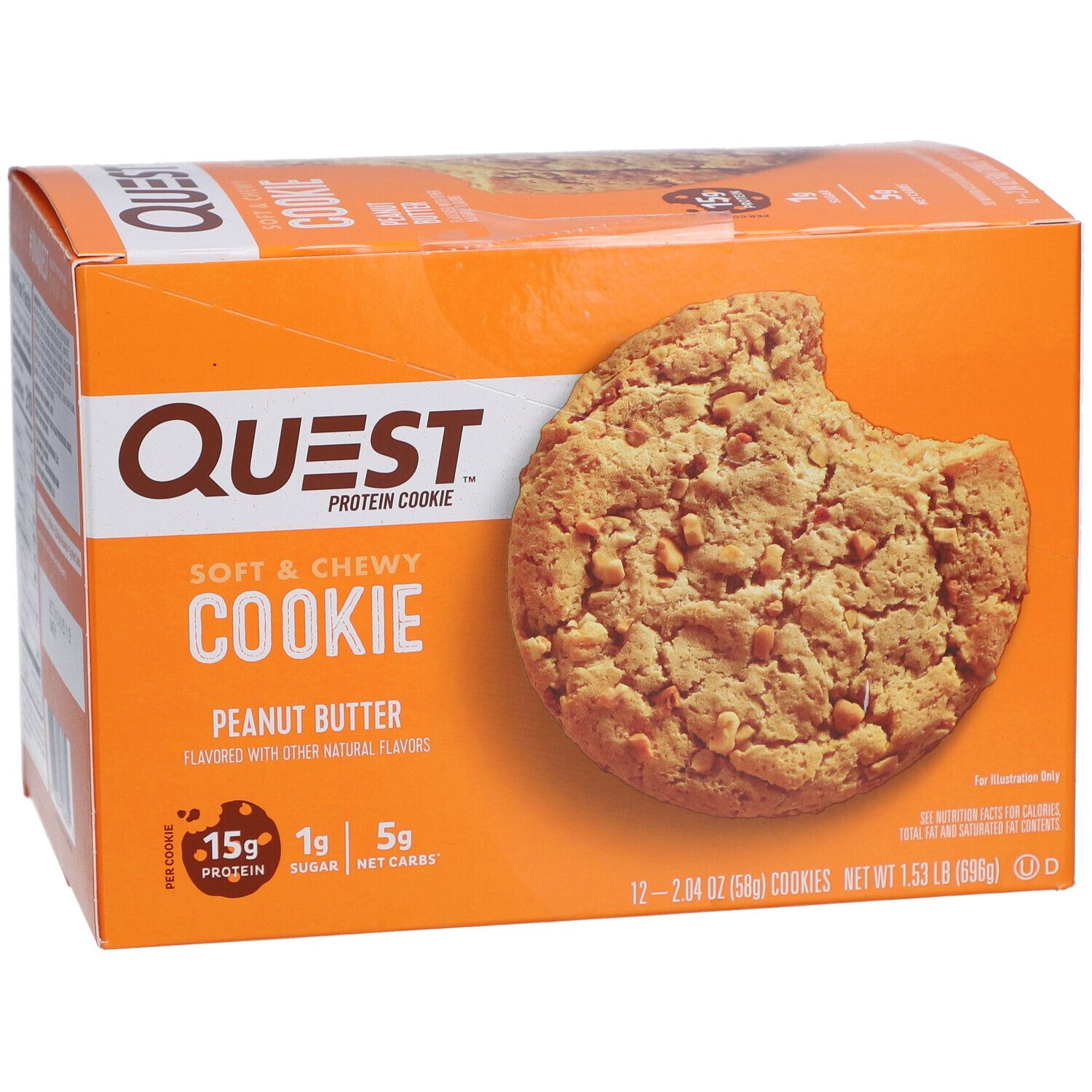 Orangefarbene Schachtel mit QUEST Protein Cookie. Aufgedruckt: Erdnussbutter, 15g Protein, 1g Zucker, 5g Net Carbs. Eine Kekshälfte ist sichtbar.