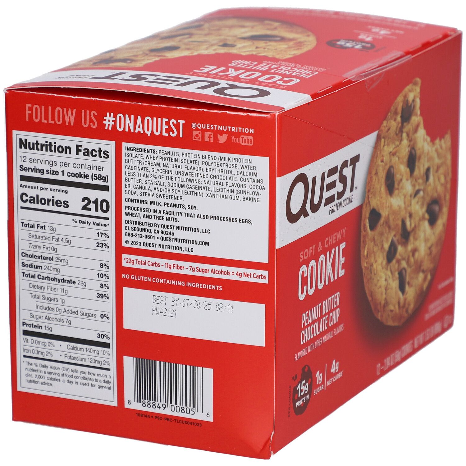 Rote Schachtel mit Quest Protein Cookie Peanut Butter Chocolate Chip. Aufschrift: Soft & Chewy Cookie, 15g Protein, 1g Zucker, 4g Netto-Kohlenhydrate. Rückseite mit Nährwertangaben.