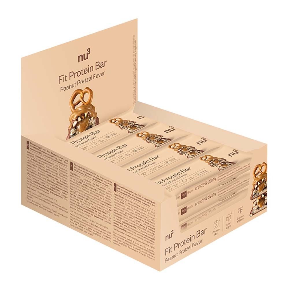 Karton mit Proteinriegeln. Aufdruck: nu3 Fit Protein Bar Peanut Pretzel Fever. Geöffnete Verpackung mit Riegeln.