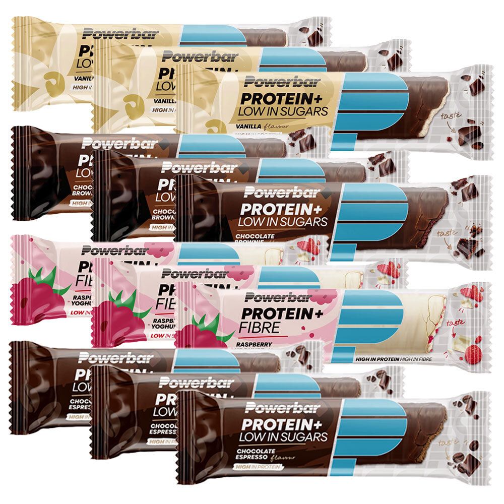 Mehrere PowerBar Protein+ Riegel in verschiedenen Geschmacksrichtungen. Verpackung mit Produktnamen und Geschmacksangabe.