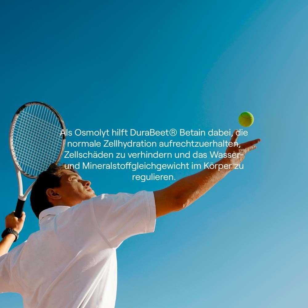 Mann spielt Tennis. Text: "DuraBeet® Betaine". Blauer Himmel. Ball in der Luft.