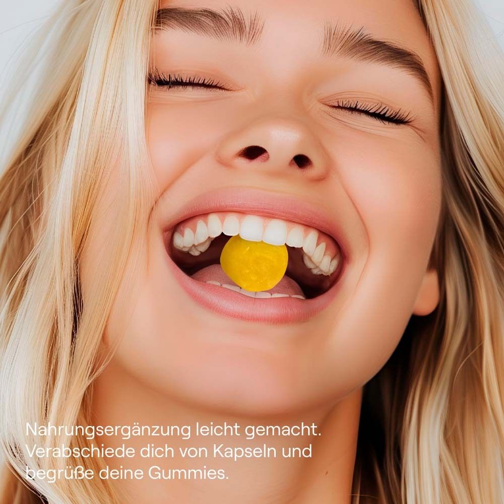 Frau lächelt und hält eine gelbe Gummibärchen im Mund. Text: "Gummies".