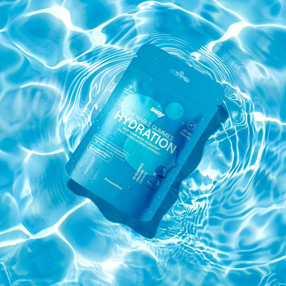 Blaue Verpackung von "sway CHEWABLE GUMMIES HYDRATION" im Wasser. "Jet set friendly".