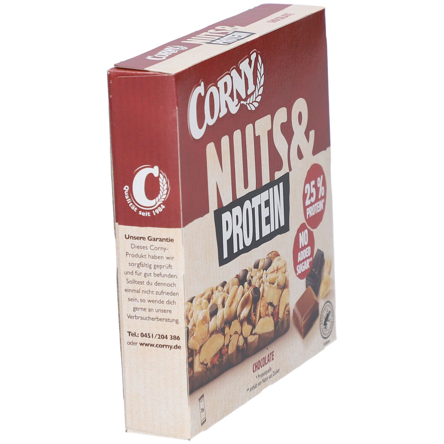 Schräg gestellte Verpackung von Corny Nuts & Protein Riegel. Aufdruck: "25% Protein", "No Added Sugar". Logo "C" und Text.
