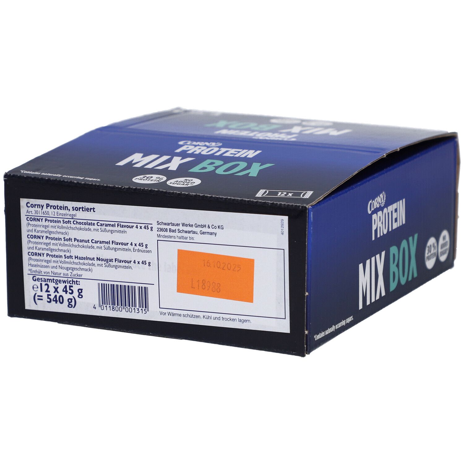 Blau-schwarze Corny Protein Mix Box. Aufschrift: Protein, Mix Box. Enthält 12 Riegel. Zutatenliste und Mindesthaltbarkeitsdatum.