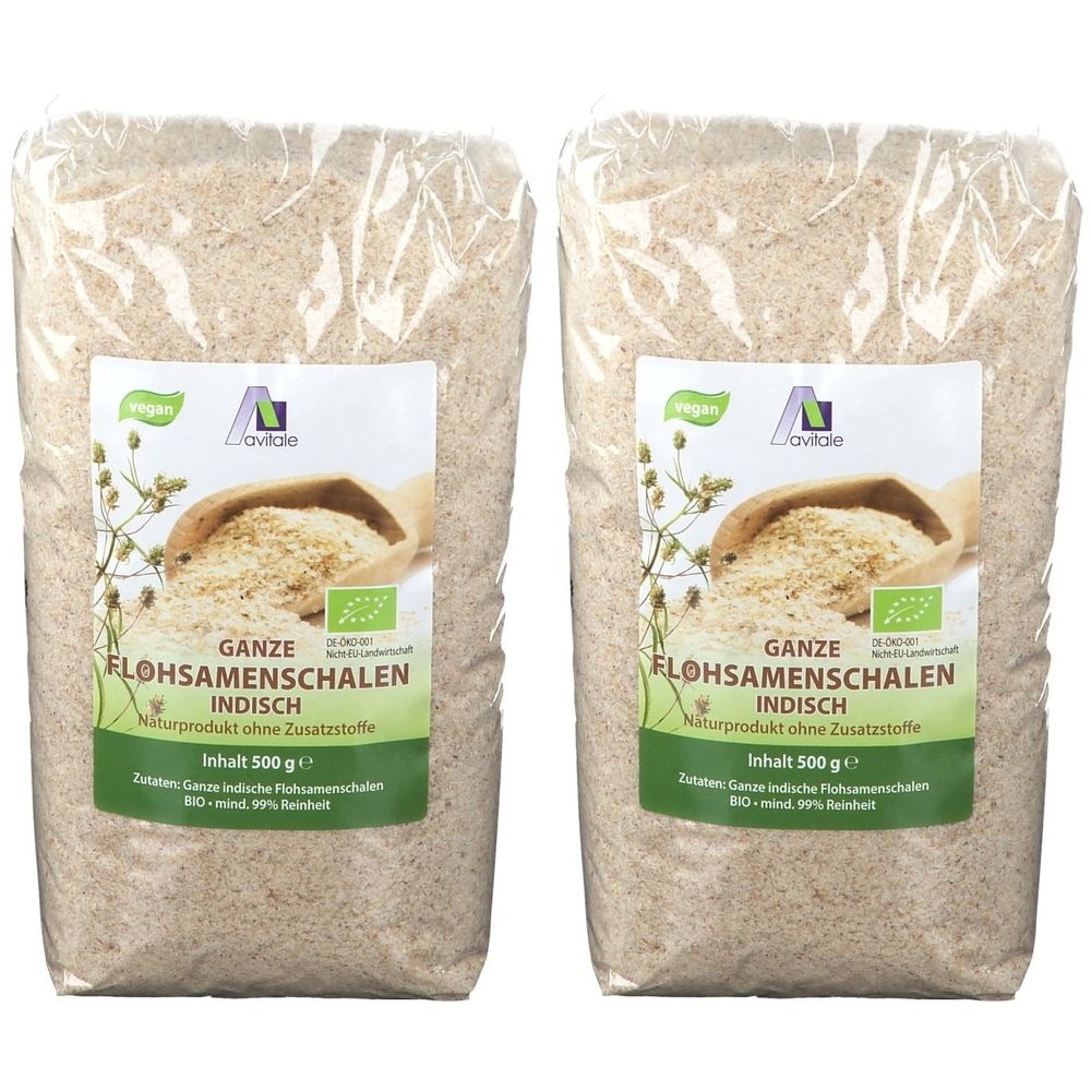 Zwei Beutel mit Flohsamenschalen. Aufschrift: Avitale, Ganze Flohsamenschalen indisch, Naturprodukt ohne Zusatzstoffe, Inhalt 500 g.