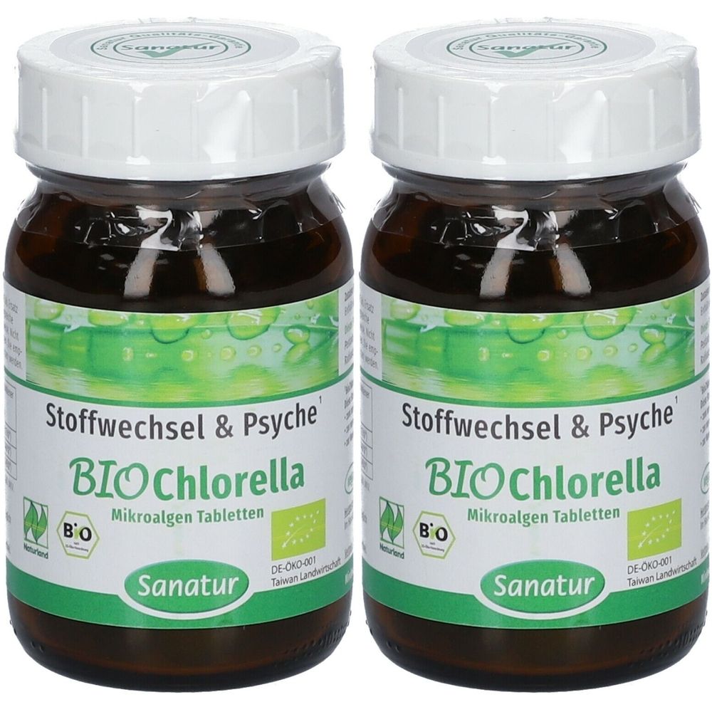 Zwei braune Glasflaschen mit weißen Deckeln. Auf den Etiketten steht "Stoffwechsel & Psyche BIO Chlorella Mikroalgen Tabletten" und "Sanatur".