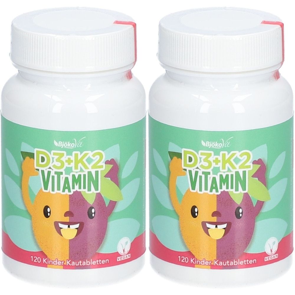 Zwei weiße Flaschen mit grünen Etiketten. Aufschrift: D3+K2 Vitamin. Illustration eines Obst-Gemüse-Charakters. 120 Kinder-Kautabletten.