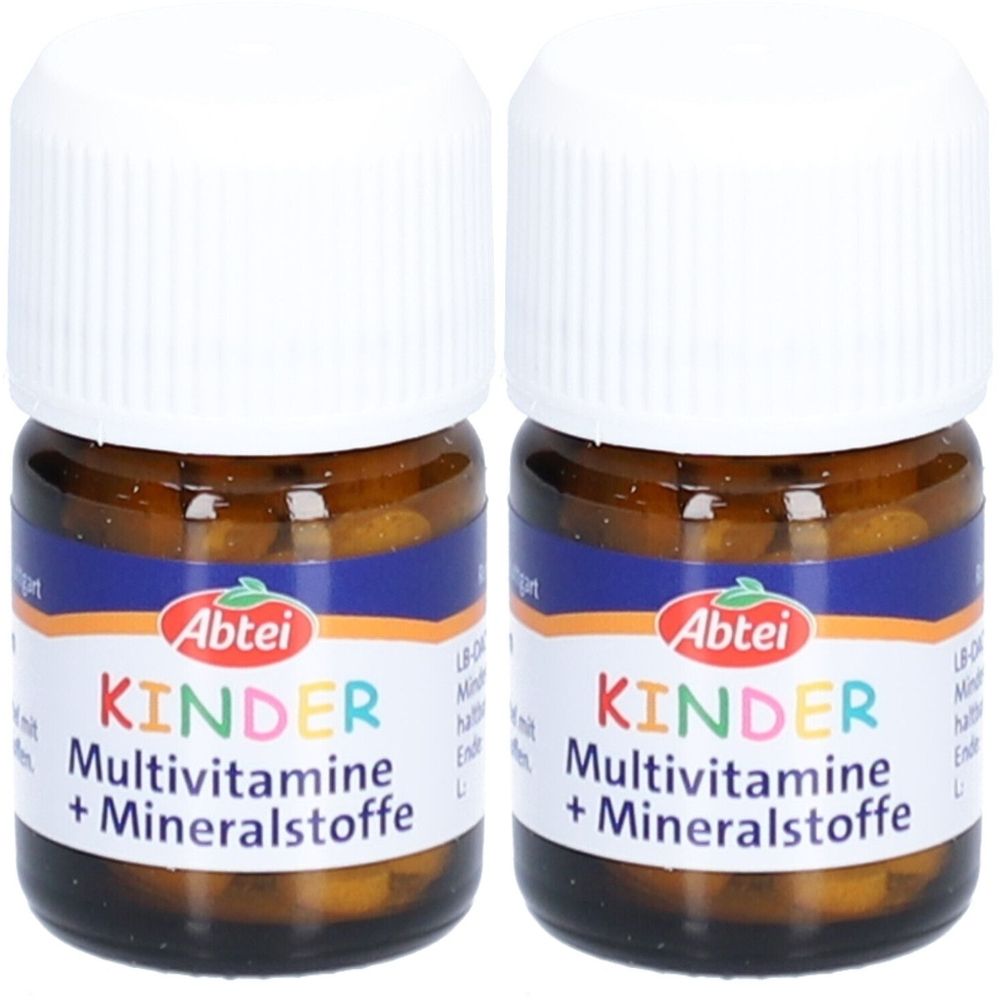 Zwei Flaschen mit weißen Deckeln. Auf den Etiketten steht "Abtei Kinder Multivitamine + Mineralstoffe". Braune Glasflaschen.