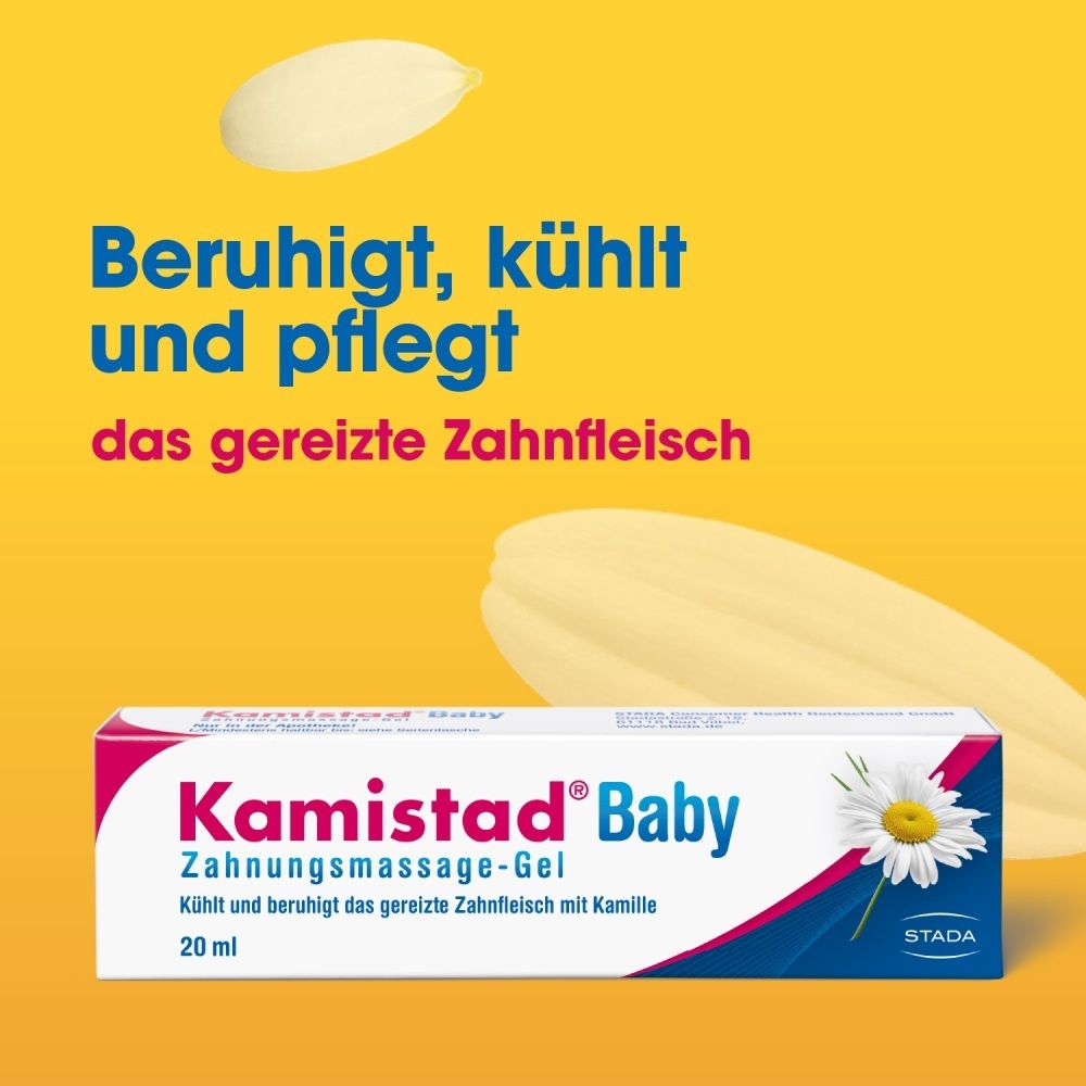 Ein Baby lacht und hält eine Kamillenblüte. Daneben eine Packung Kamistad Baby Zahnungsmassage-Gel.