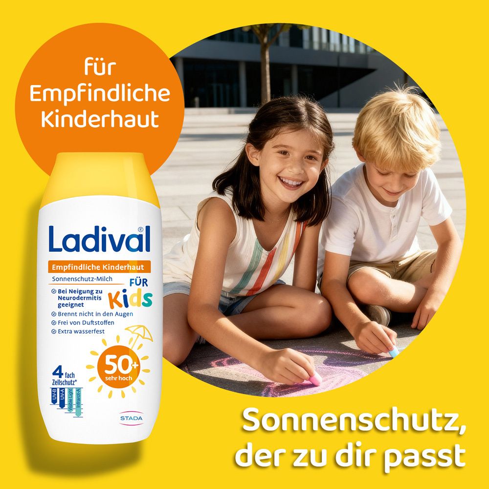 Zwei Kinder malen mit Kreide. Daneben eine Flasche Sonnenschutz-Milch. Gelber Hintergrund.