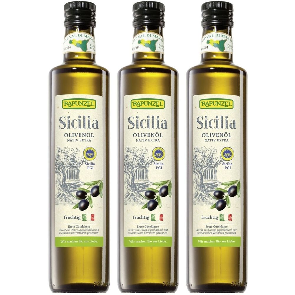 Drei Olivenölflaschen mit Etikett. Aufschrift: RAPUNZEL Sicilia Olivenöl nativ extra. PGI-Zertifizierung. Fruchtig.