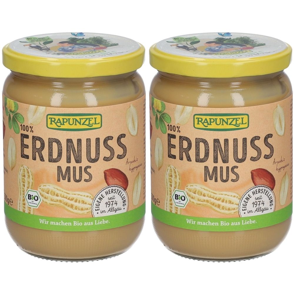 Zwei Gläser Erdnussmus. Aufschrift: RAPUNZEL, ERDNUSSMUS, BIO-Siegel. Gelber Deckel, braunes Etikett mit Erdnuss-Illustrationen.
