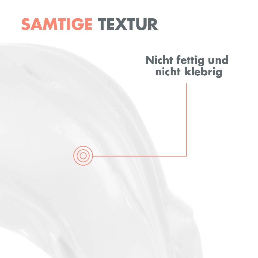Nahaufnahme von Creme. Text: Samtige Textur. Nicht fettig und nicht klebrig.