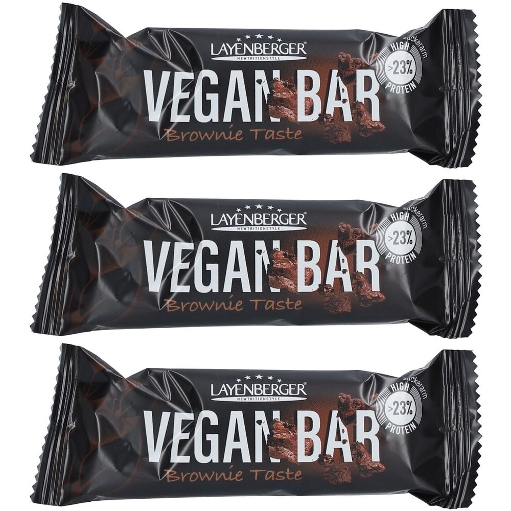 Drei LAYENBERGER VEGAN BAR Brownie Riegel in schwarzer Verpackung. Aufdruck: VEGAN BAR, Brownie Taste, High Protein 23%.