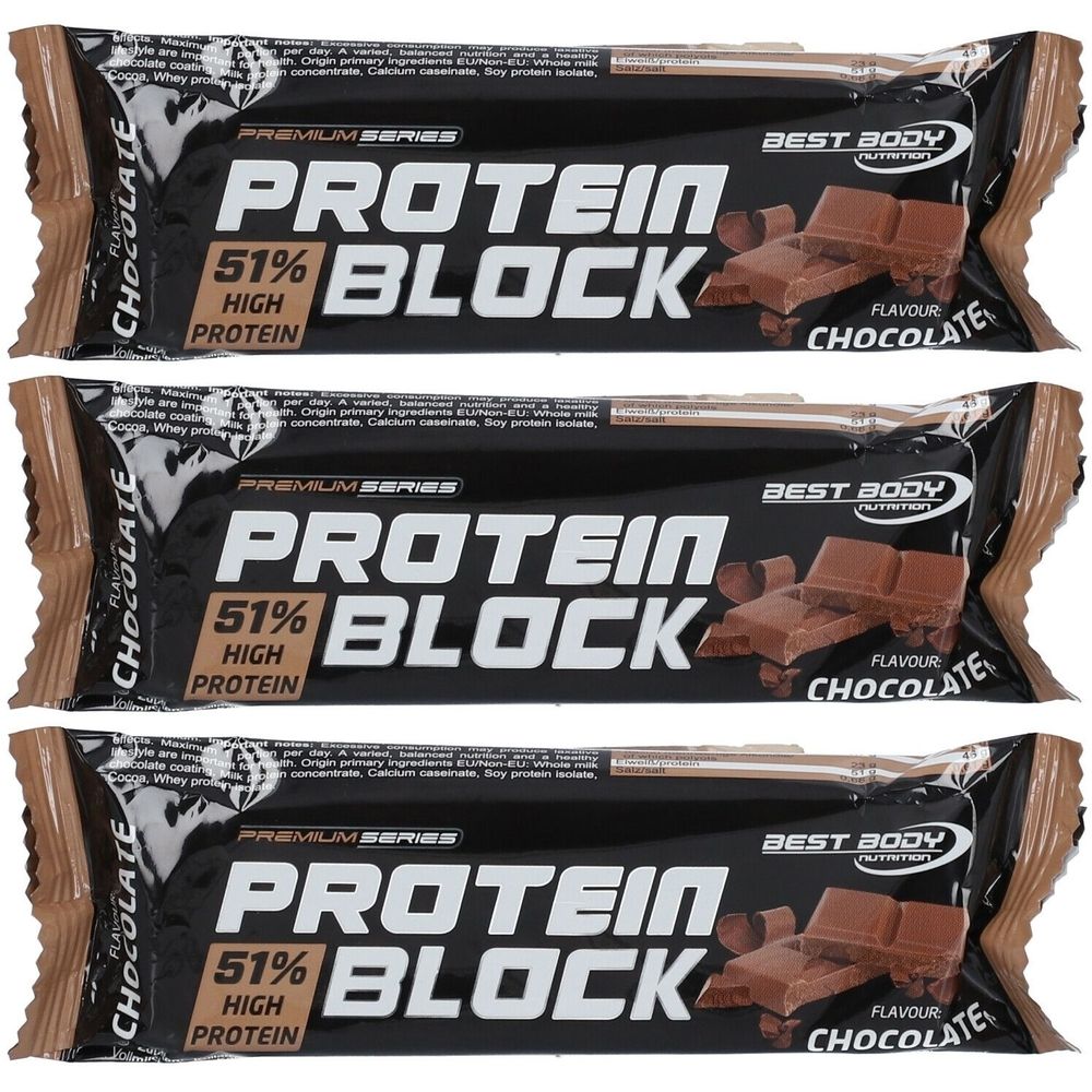 Drei Proteinriegel in Folienverpackung. Aufdruck: Protein Block, 51% High Protein, Best Body Nutrition, Chocolate.