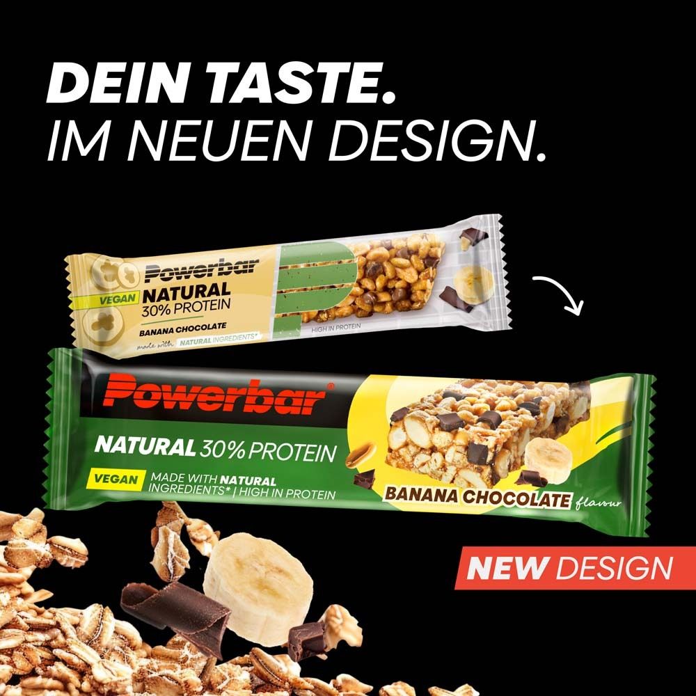 Zwei Powerbar NATURAL PROTEIN Riegel, Bananen-Schokolade. Verpackung mit Text und Produktbild. Vegan, 30% Protein. Neues Design.