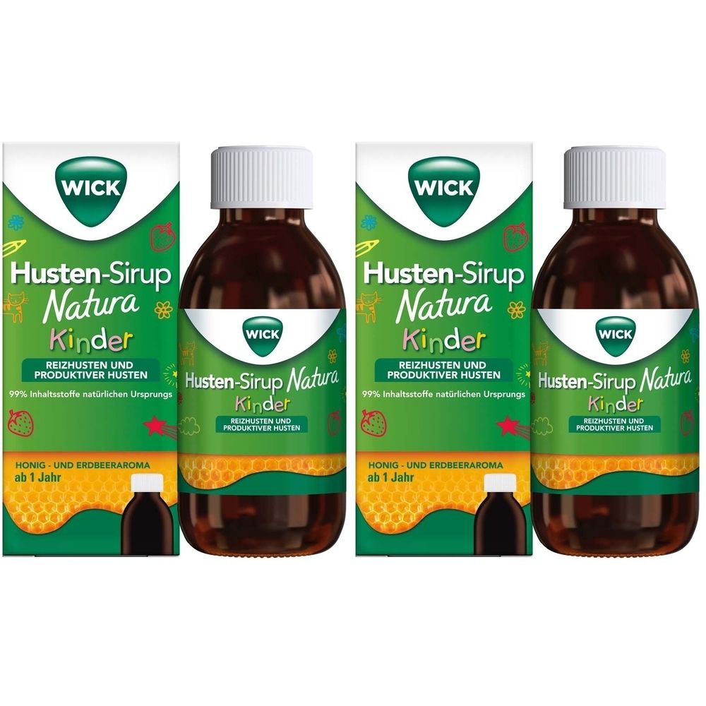 Mehrere Flaschen und Verpackungen von Husten-Sirup Natura Kinder. Flaschen mit weißem Deckel, brauner Flüssigkeit und Etikett.