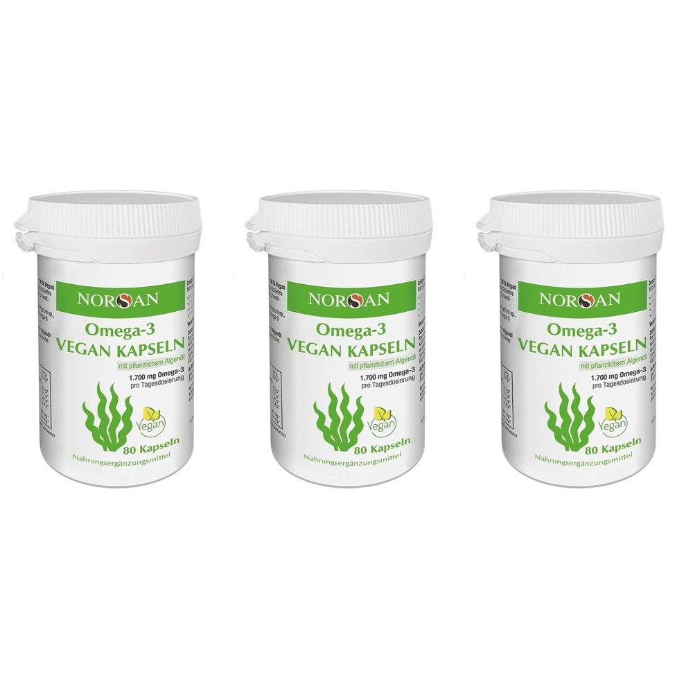 Drei weiße Dosen mit Deckel. Auf jeder Dose steht "NORSAN Omega-3 VEGAN KAPSELN". Darunter ein grünes Algen-Symbol und die Aufschrift "60 Kapseln".