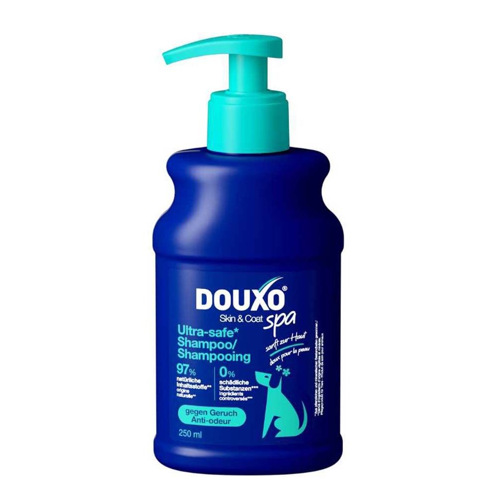 Blaue Flasche mit Dosierpumpe. DOUXO® SPA Hundeshampoo. Text: Ultra-safe Shampoo, 97% natürliche Inhaltsstoffe, 0% schädliche Substanzen.