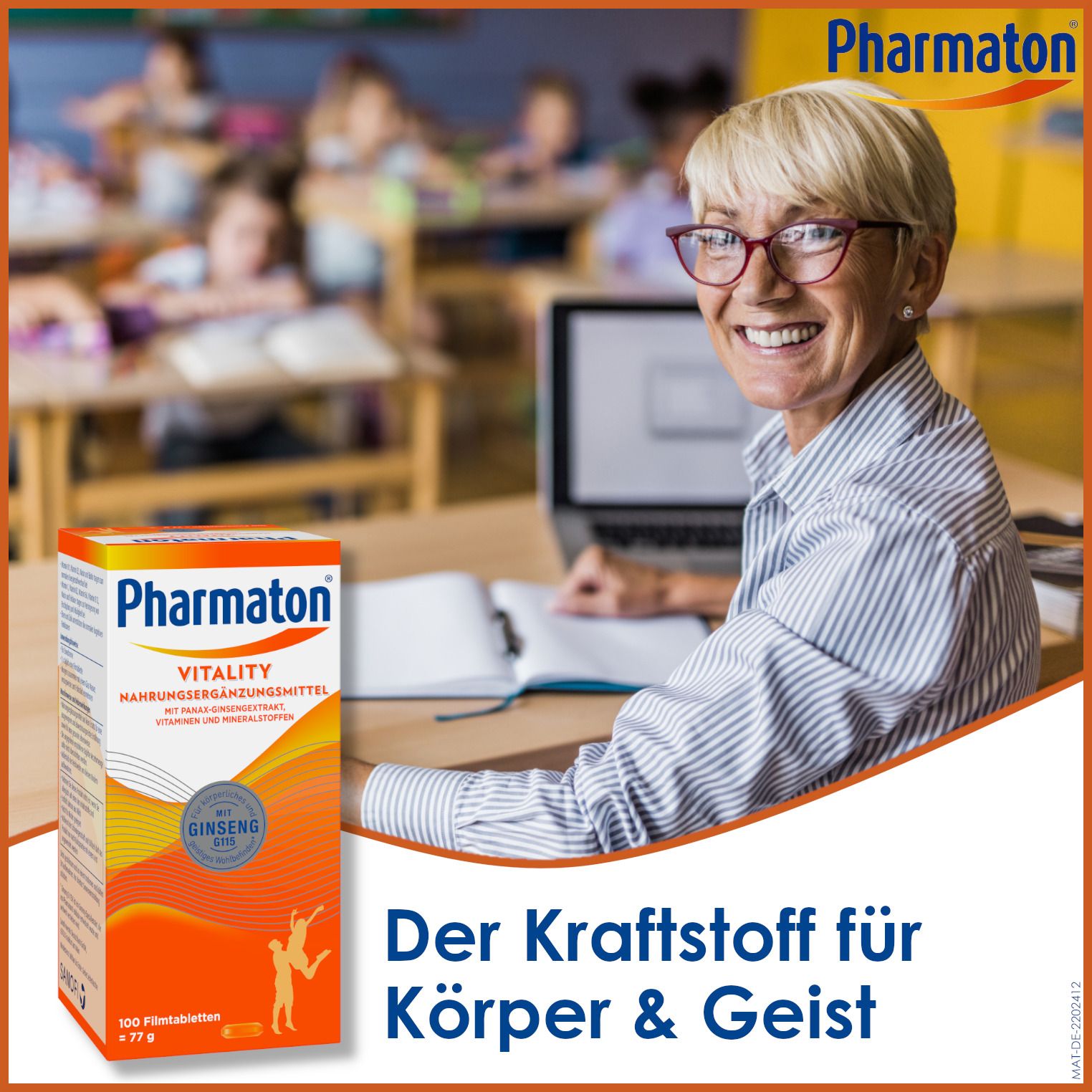Frau mit Brille am Laptop. Packung Pharmaton Vitality. Text: Der Kraftstoff für Körper & Geist. Hintergrund: Klassenzimmer.