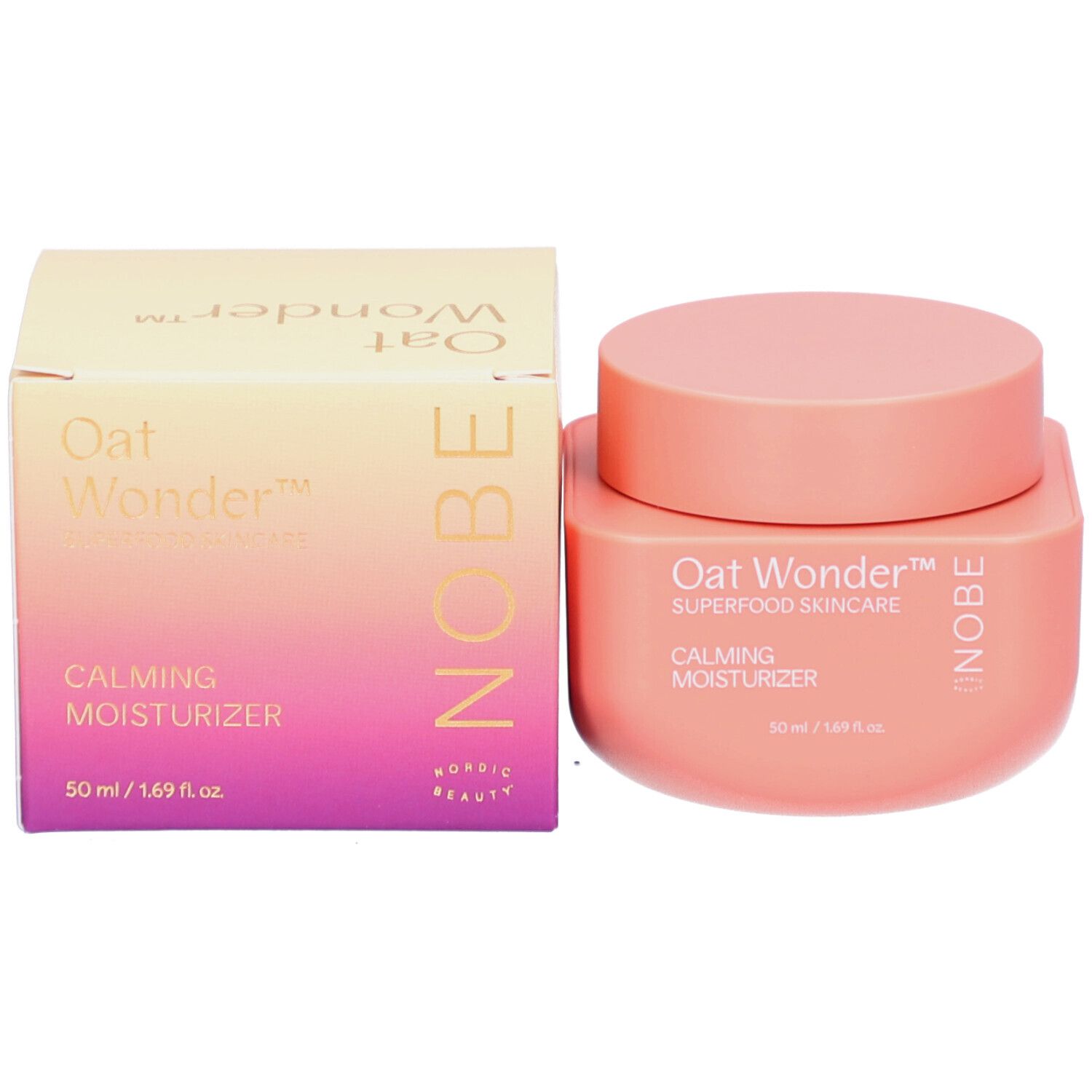 Rosa Tiegel und Schachtel. Aufschrift: Oat Wonder, Superfood Skincare, Calming Moisturizer. 50 ml / 1.69 fl. oz. NOBE-Logo.