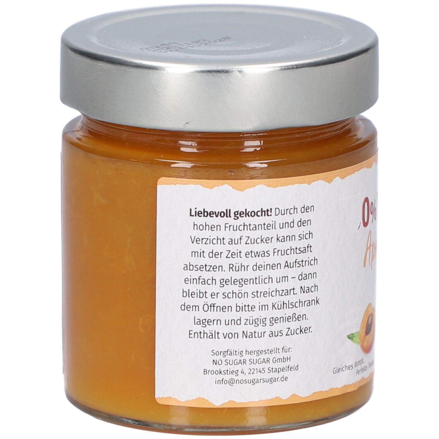 Glas mit Aprikosenaufstrich. Rückseite mit Text: Liebevoll gekocht! Durch den hohen Fruchtanteil und Verzicht auf Zucker... Enthält von Natur aus Zucker.